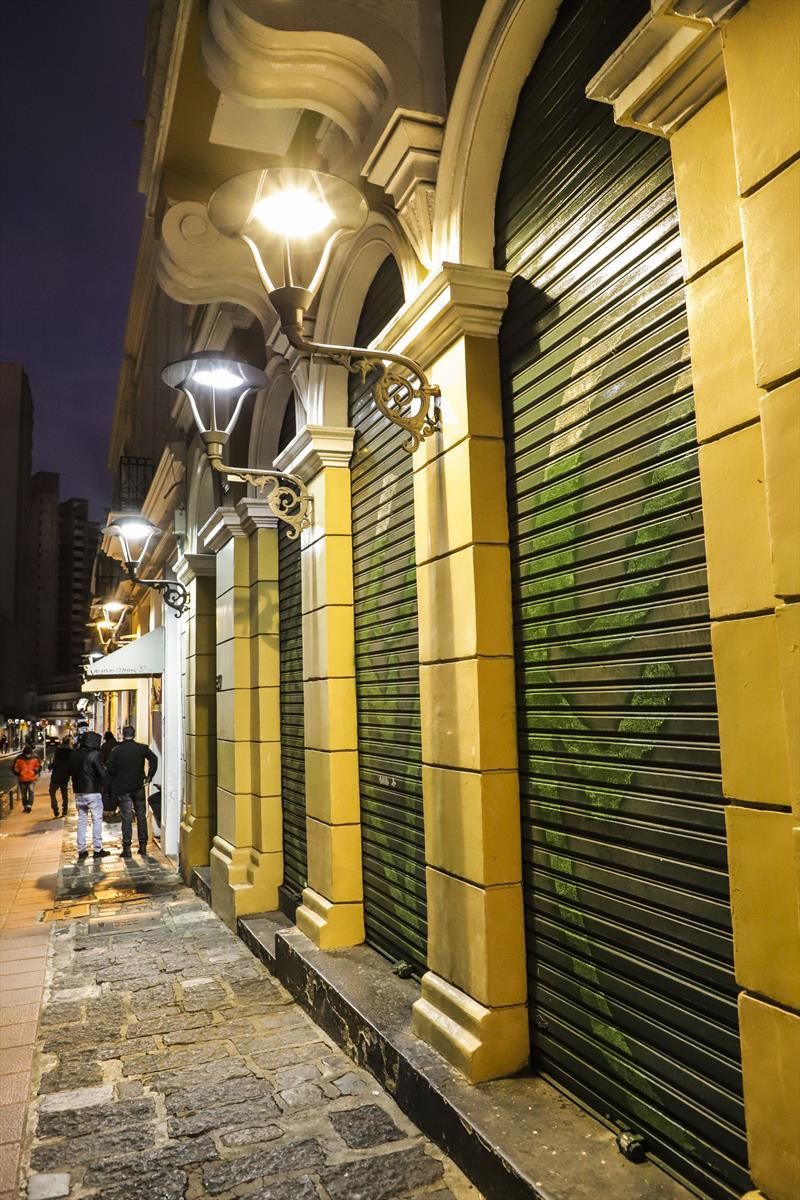 Rua que é uma das mais antigas de Curitiba ganha nova iluminação