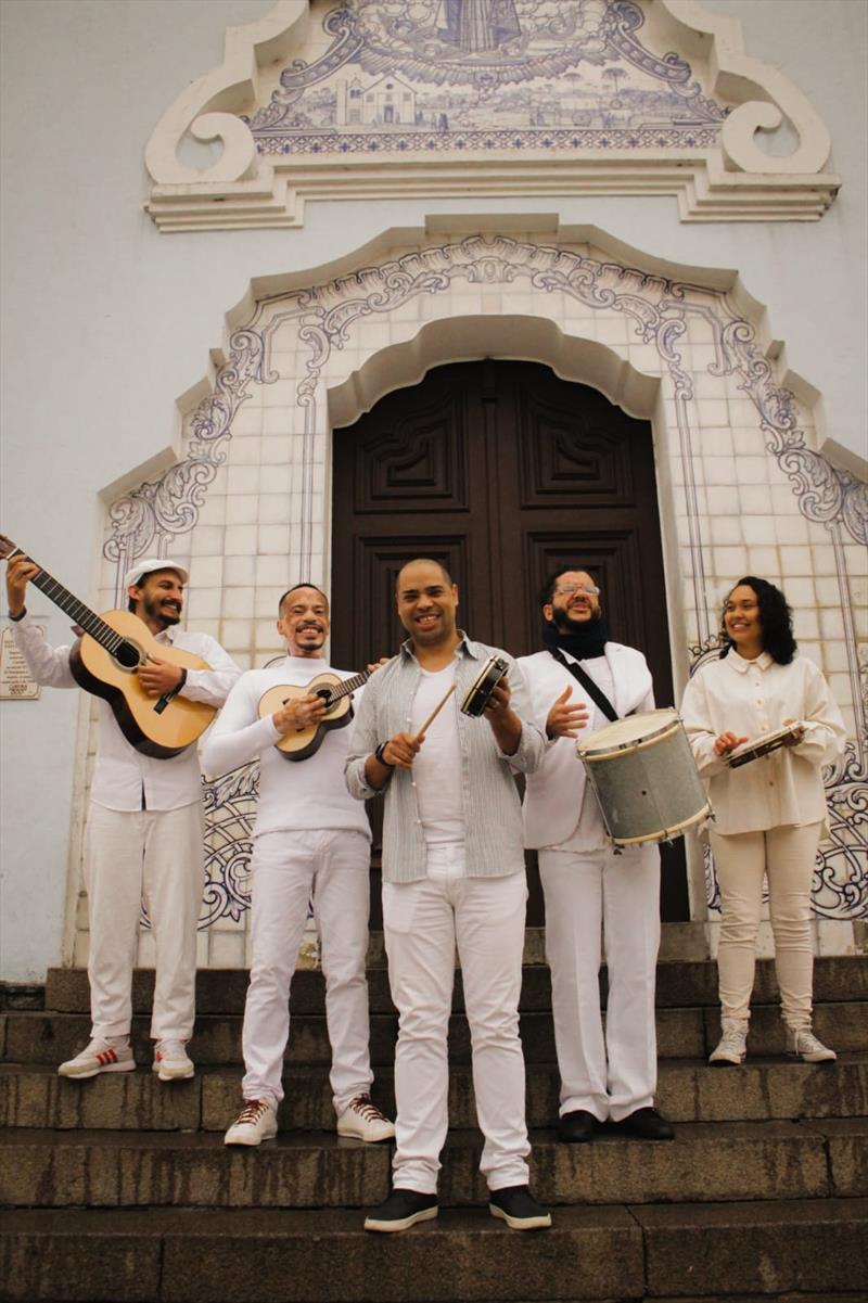 Léo Fé (ao centro) e o grupo Batucada na Reza: inspiração nos sambas de raiz em Curitiba.
Foto: Divulgação
