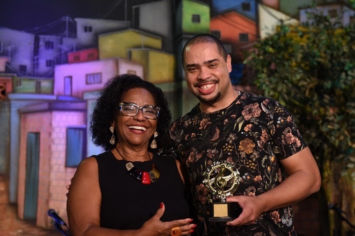 Léo Fé e o prêmio que recebeu em concurso do Museu do Samba, no Rio: "Só tinha eu de fora".
Foto: Divulgação