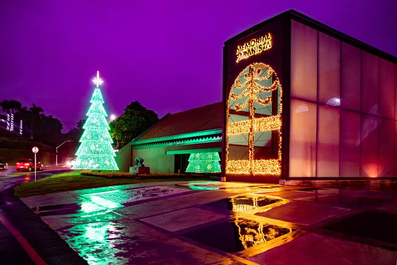 - Na imagem, Iluminação de Natal no Memorial Paranista no Parque São Lourenço. - Foto: Daniel Castellano / SMCS