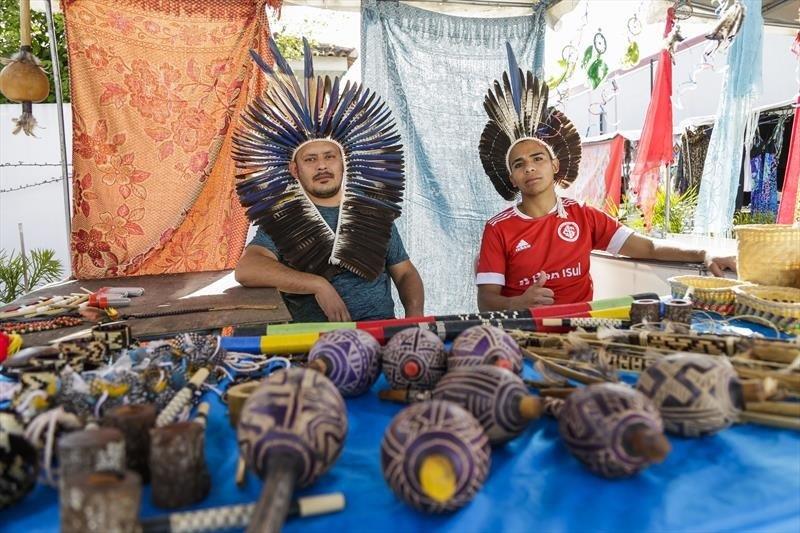 Produção de artesanato indígena do caingangue Suélio Fàg Fy.
Foto: Pedro Ribas/SMCS
