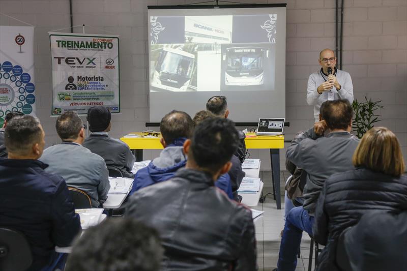 Treinamento dos motoristas para os testes com ônibus elétrico da emrpesa Higer. Na imagem, Ciro Pastore, gerente de operações e serviço da Higer. Curitiba, 12/09/2022. Foto: Pedro Ribas/SMCS