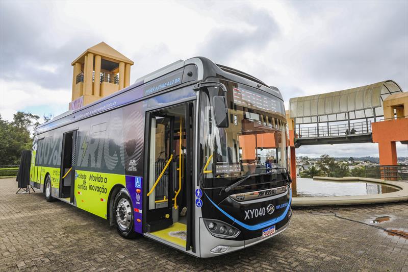 Apresentação do ônibus 100% elétrico no Parque Tanguá. O veículo é fabricado pela empresa chinesa Higer, e irá operar em fase de testes neste mês de setembro na cidade - Curitiba, 16/09/2022 - Foto: Daniel Castellano / SMCS
