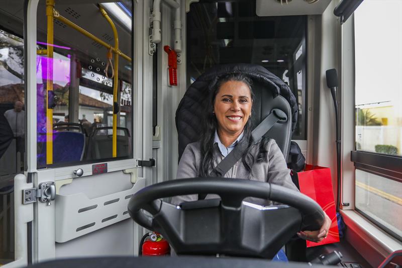 Apresentação do ônibus 100% elétrico no Parque Tanguá. O veículo é fabricado pela empresa chinesa Higer, e irá operar em fase de testes neste mês de setembro na cidade - Curitiba, 16/09/2022 - Foto: Daniel Castellano / SMCS