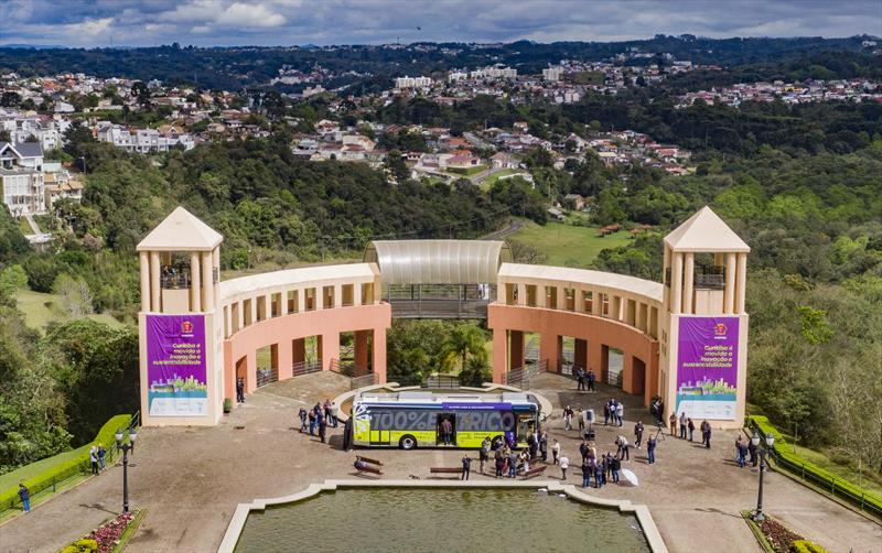 Apresentação do ônibus 100% elétrico no Parque Tanguá. O veículo é fabricado pela empresa chinesa Higer, e irá operar em fase de testes neste mês de setembro na cidade - Curitiba, 16/09/2022 - Foto: Daniel Castellano / SMCS