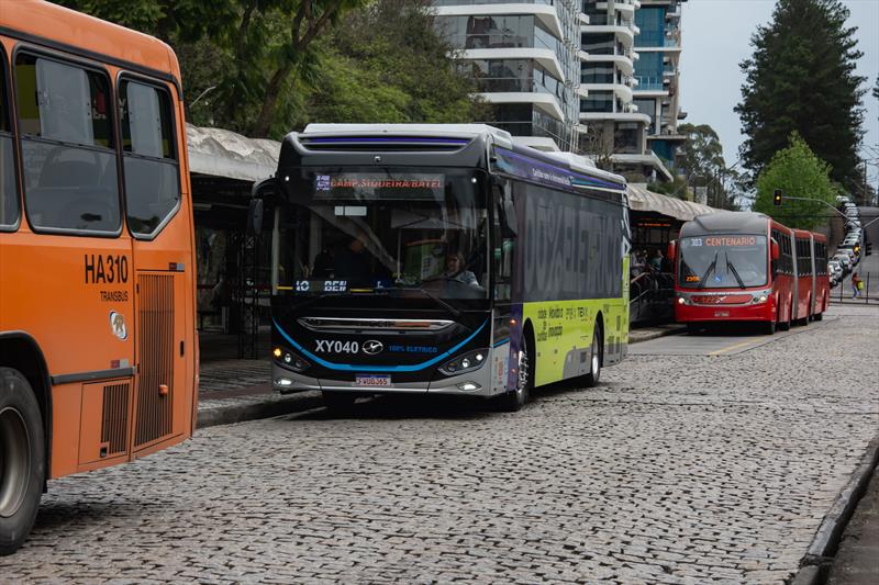 Passageiros do transporte coletivo, aprovaram o novo ônibus elétrico. Curitiba, 14/09/2022.
Foto: Levy Ferreira/SMCS
