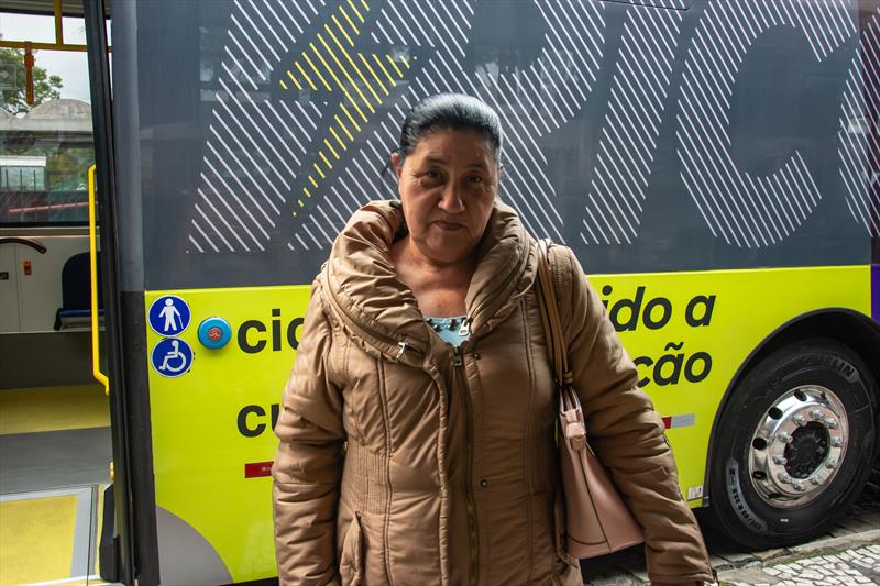 Passageiros do transporte coletivo, aprovaram o novo ônibus elétrico. Na imagem, Dinacir Alves Ferreira. Curitiba, 14/09/2022.
Foto: Levy Ferreira/SMCS
