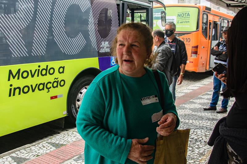 Passageiros do transporte coletivo, aprovaram o novo ônibus elétrico. Na imagem, Celene Tulio.
Curitiba, 14/09/2022.
Foto: Levy Ferreira/SMCS
