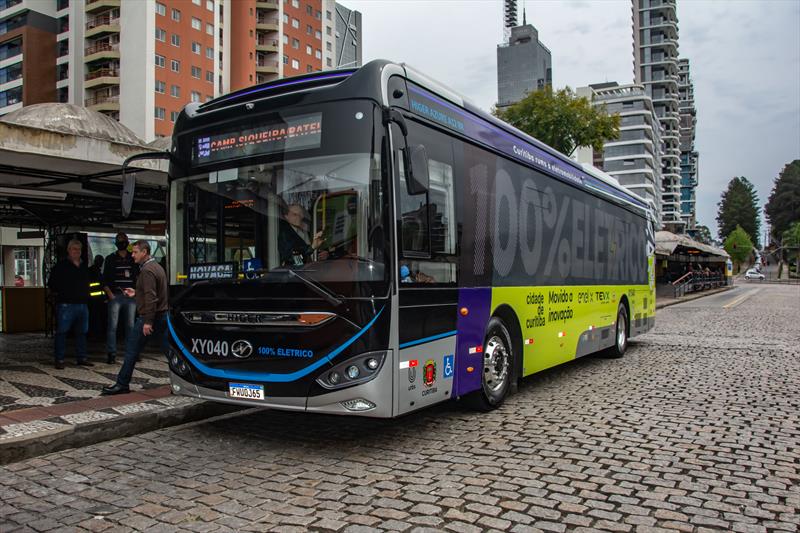 Passageiros do transporte coletivo, aprovaram o novo ônibus elétrico. Curitiba, 14/09/2022.
Foto: Levy Ferreira/SMCS
