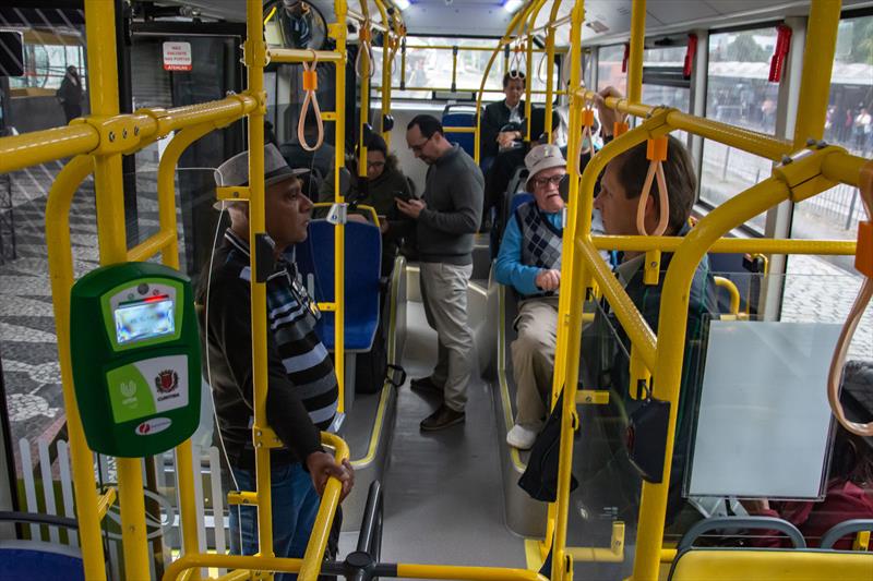 Passageiros do transporte coletivo, aprovaram o novo ônibus elétrico. Curitiba, 14/09/2022.
Foto: Levy Ferreira/SMCS
