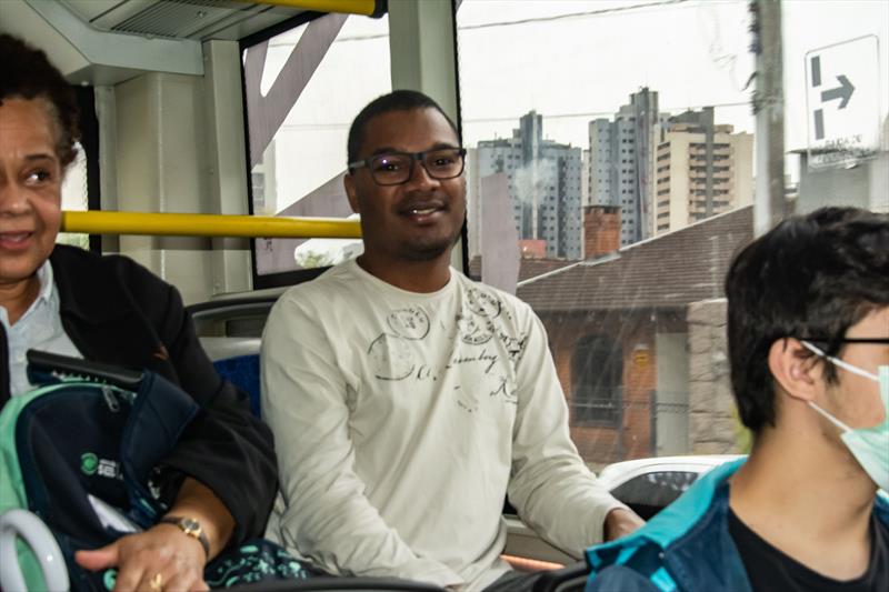 Passageiros do transporte coletivo, aprovaram o novo ônibus elétrico. Na imagem, Jeferson Henrique. Curitiba, 14/09/2022.
Foto: Levy Ferreira/SMCS
