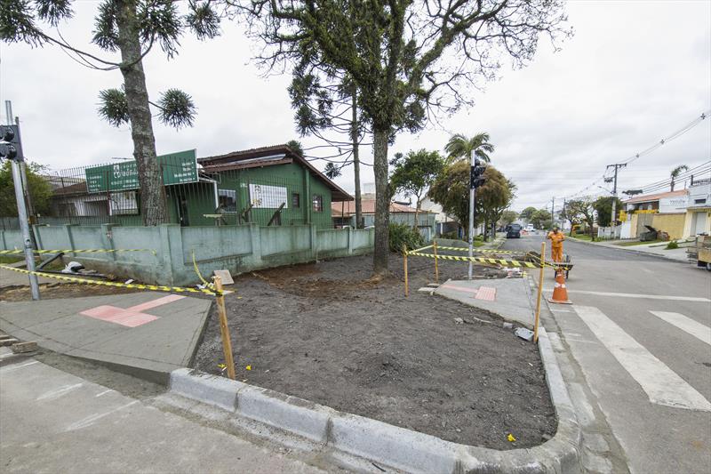 Obras de acessibilidade na Rua Hugo de Barros, no Jardim das Américas. Curitiba, 21/09/2022. Foto: Pedro Ribas/SMCS