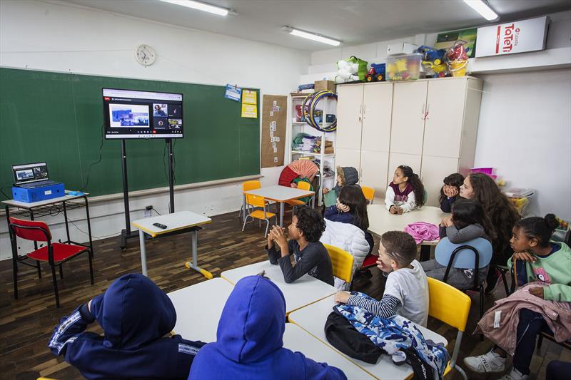Alunos da Escola Municipal Professor Francisco Hubert, no Xaxim participam de uma videoconferência sobre mudanças climáticas nas regiões polares. Curitiba,21/09/2022. Foto: Ricardo Marajó/SMCS