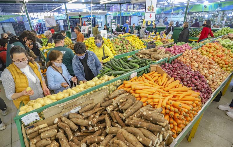 Sacolão da Família da Praça Rui Barbosa oferece frutas e verduras para população - Curitiba, 26/05/2022 - Foto: Daniel Castellano / SMCS