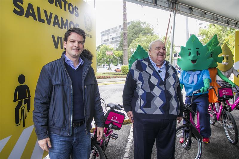 Prefeito Rafael Greca com o vice-prefeito Eduardo Pimentel, anuncia serviço de bikes compartilhadas na cidade. Curitiba, 22/09/2022. Foto: Pedro Ribas/SMCS