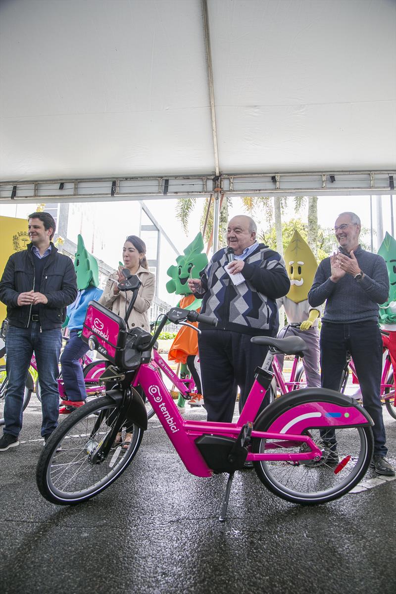 Prefeito Rafael Greca com o vice-prefeito Eduardo Pimentel e demais autoridades, anuncia serviço de bikes compartilhadas na cidade. Curitiba, 22/09/2022. Foto: Pedro Ribas/SMCS