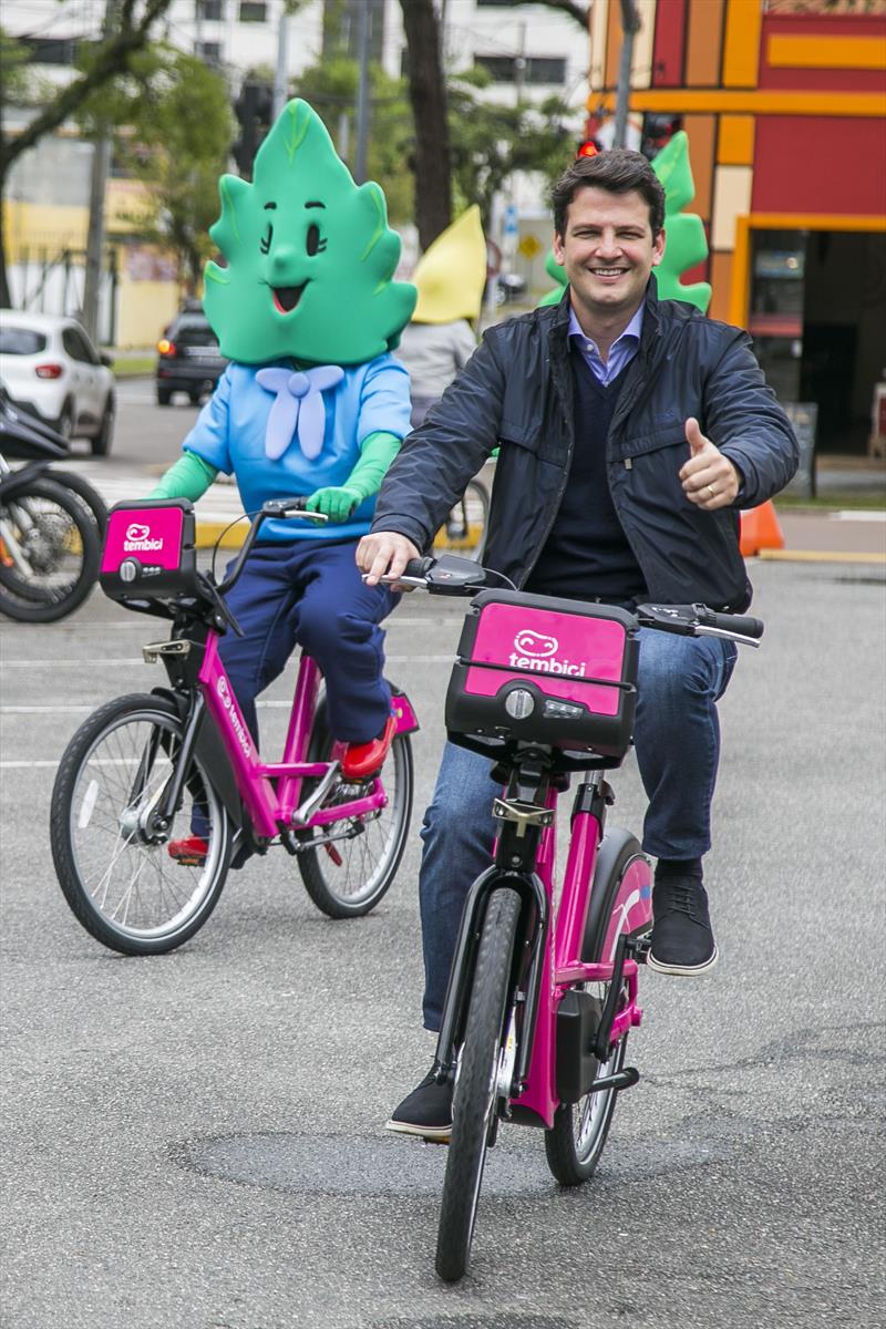 Vice-prefeito Eduardo Pimentel, no anúncio do serviço de bikes compartilhadas na cidade. Curitiba, 22/09/2022. Foto: Pedro Ribas/SMCS