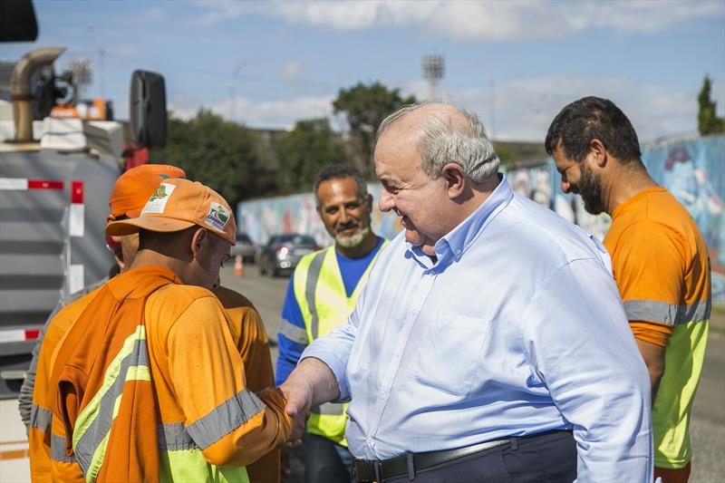 Prefeito Rafael Greca vistoria as obras de pavimentação da Av. Dr. Dario Lopes dos Santos. Curitiba, 22/09/2022. Foto: Pedro Ribas/SMCS