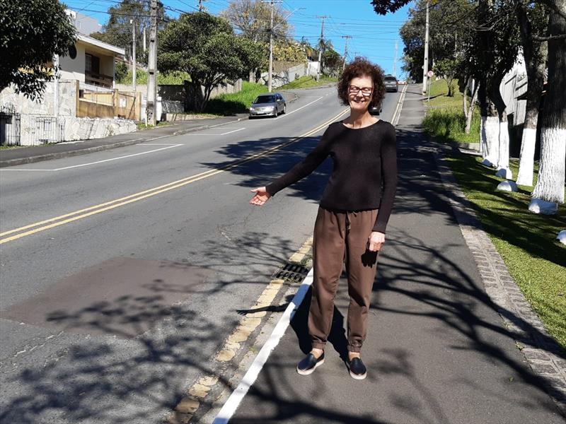 Sueli Voz, moradora no Pilarzinho, solicitou manutenção no asfalto e foi atendida. Foto: Divulgação