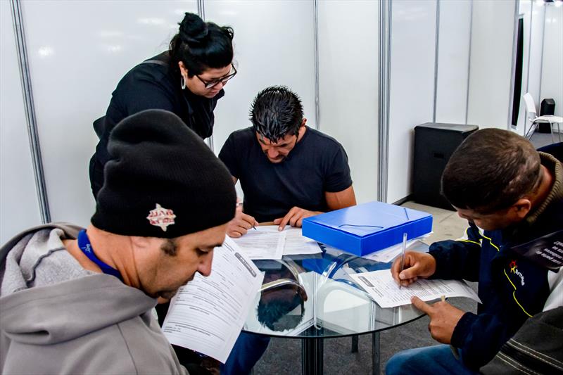 Trabalhadores buscam oportunidades no Mega Feirão do Emprego na Fiep. Curitiba, 24/09/2022.
Foto: Levy Ferreira/SMCS
