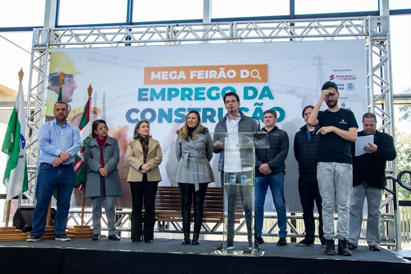 Trabalhadores buscam oportunidades no Mega Feirão do Emprego na Fiep. Curitiba, 24/09/2022.
Foto: Levy Ferreira/SMCS
