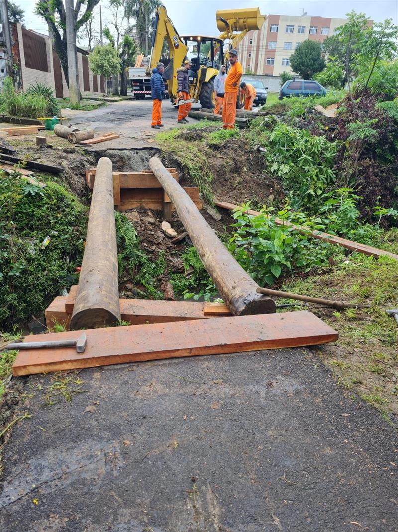 Reconstrução da passarela de madeira da Rua Luiz Leopoldo Landal, Novo Mundo.
Foto: Divulgação