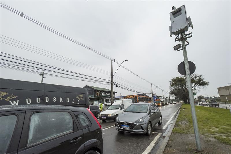 Equipamento em teste, que irá flagrar o excesso de ruído gerado nas ruas. Curitiba, 26/09/2022. Foto: Renato Próspero/SMCS