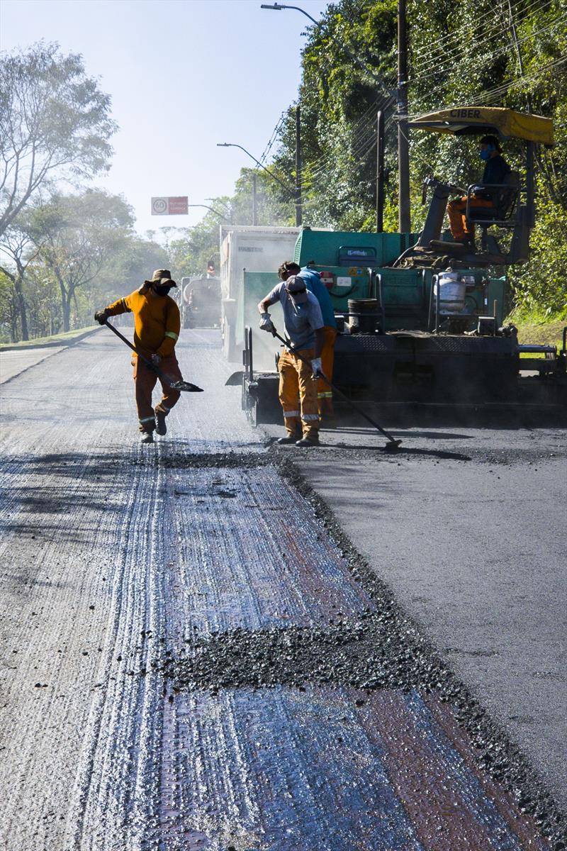 Obras de pavimentação na Av. Mal. Mascarenhas de Moraes, no Atuba. Curitiba, 23/09/2022. Foto: Pedro Ribas/SMCS