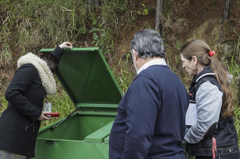 Equipes da Regional Portão visitam condomínios para falar da separação do lixo. Curitiba, 30/09/2022. Foto: Hully Paiva/SMCS