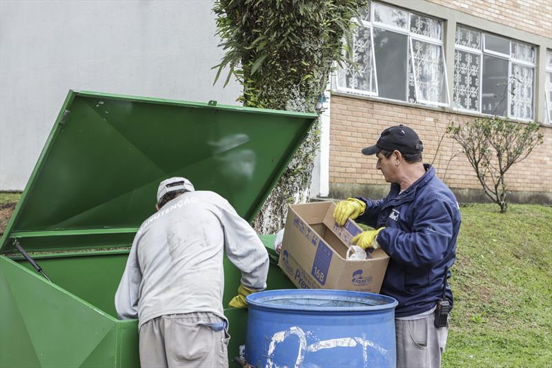 Equipes da Regional Portão visitam condomínios para falar da separação do lixo. Curitiba, 30/09/2022. Foto: Hully Paiva/SMCS
