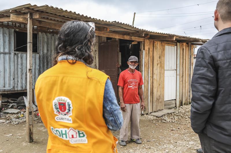 Inicio das obras para a construção das primeiras 752 unidades habitacionais no bairro novo do Caximba. Na imagem coletor de recicláveis Adolfo Moreira de Souza que mora com a família em uma casa na beira do rio Barigui - Curitiba, 03/10/2022 - Foto: Daniel Castellano / SMCS