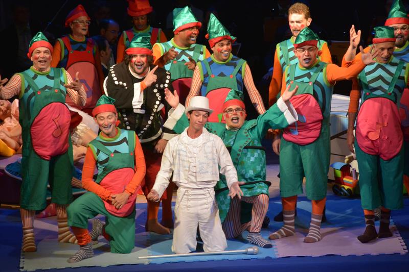 Diário de uma bailarina: musical com Camerata Antiqua reúne 95 atores e crianças no palco.
Foto: Fernando Augusto