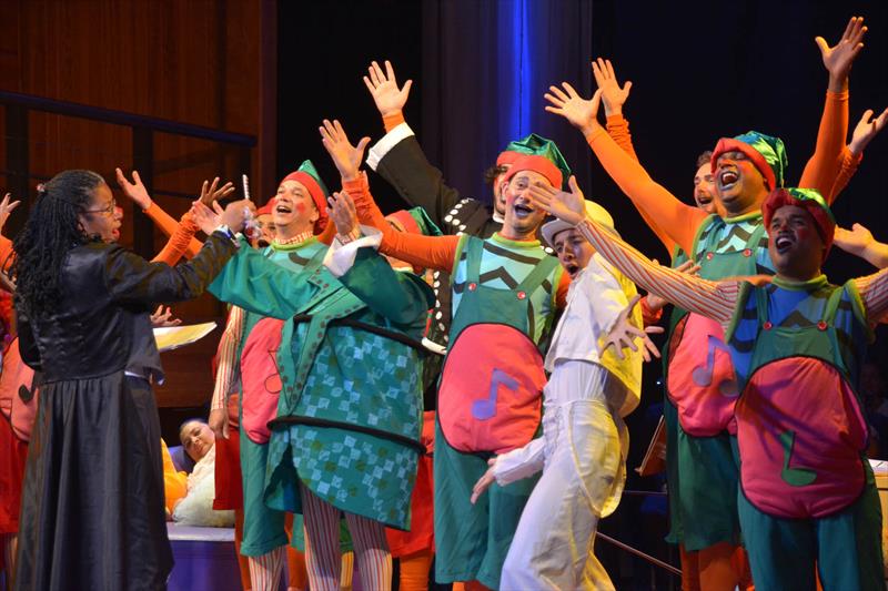Diário de uma bailarina: musical com Camerata Antiqua reúne 95 atores e crianças no palco.
Foto: Fernando Augusto