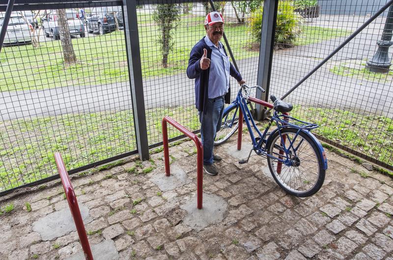 Rua da Cidadania do Boqueirão aumenta a capacidade de seus paraciclos. Na imagem: O militar aposentado Peri Borges das Chagas. Curitiba, 04/10/2022. Foto: Ricardo Marajó/SMCS