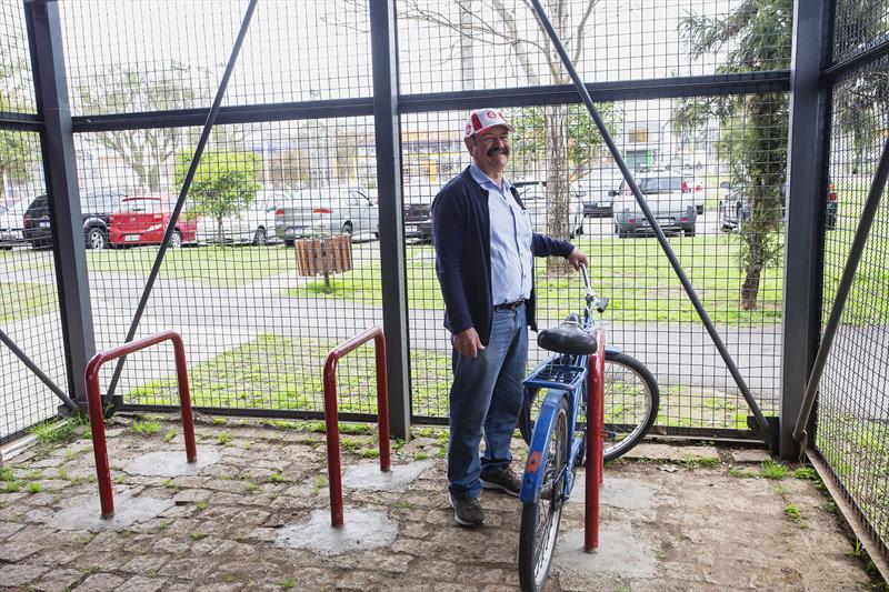 Rua da Cidadania do Boqueirão aumenta a capacidade de seus paraciclos. Na imagem: O militar aposentado Peri Borges das Chagas. Curitiba, 04/10/2022. Foto: Ricardo Marajó/SMCS