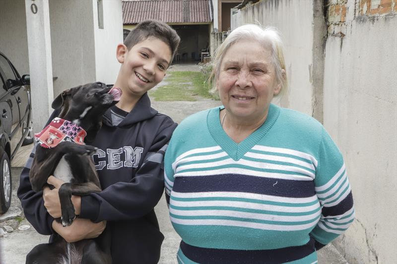 Equipe da Rede de Proteção Animal, faz orientações aos moradores do Neoville. Na imagem, Rosa Quirino Oliveira e seu neto João. Curitiba, 06/10/2022. Foto: Hully Paiva/SMCS