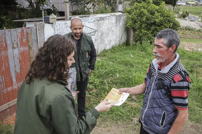 Equipe da Rede de Proteção Animal, faz orientações aos moradores do Neoville. Curitiba, 06/10/2022. Foto: Hully Paiva/SMCS