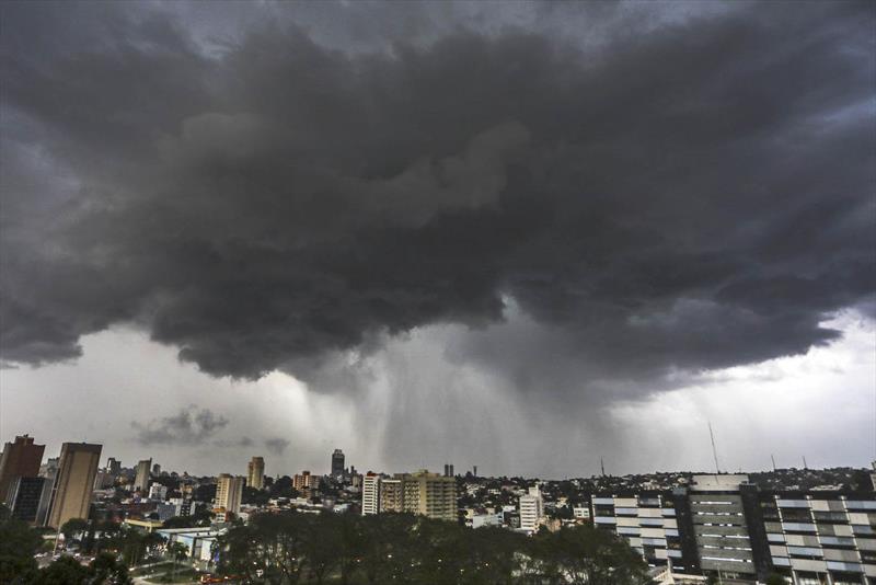 Com o aviso de tempestade emitido pelos institutos de meteorologia para a região de Curitiba, a Defesa Civil de Curitiba reforça as orientações de como o cidadão deve se comportar durante as chuvas.  Foto: Daniel Castellano/SMCS