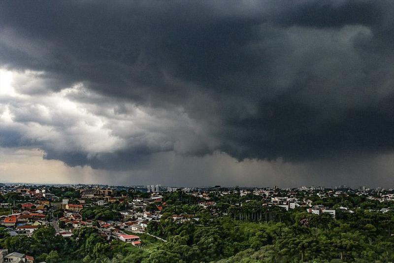 Com o aviso de tempestade emitido pelos institutos de meteorologia para a região de Curitiba, a Defesa Civil de Curitiba reforça as orientações de como o cidadão deve se comportar durante as chuvas.
Foto: Daniel Castellano/SMCS