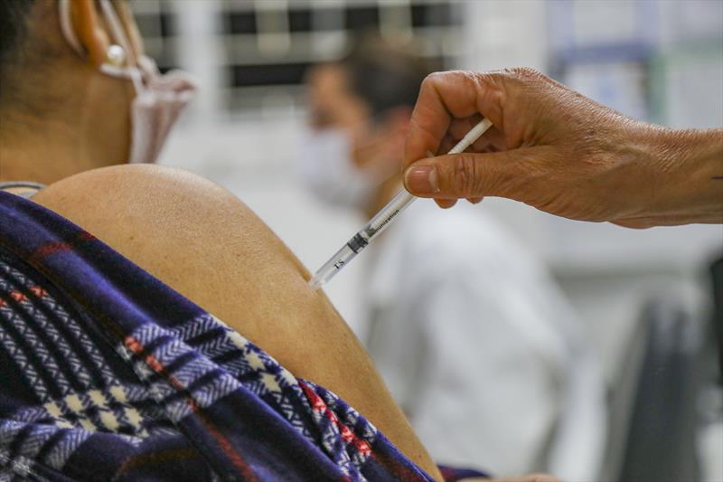 Secretaria Municipal de Saúde promove vacinação em horário estendido nas unidades de saúde. Na imagem US Iracema no Cajuru  - Curitiba, 10/10/2022 - Foto: Daniel Castellano / SMCS