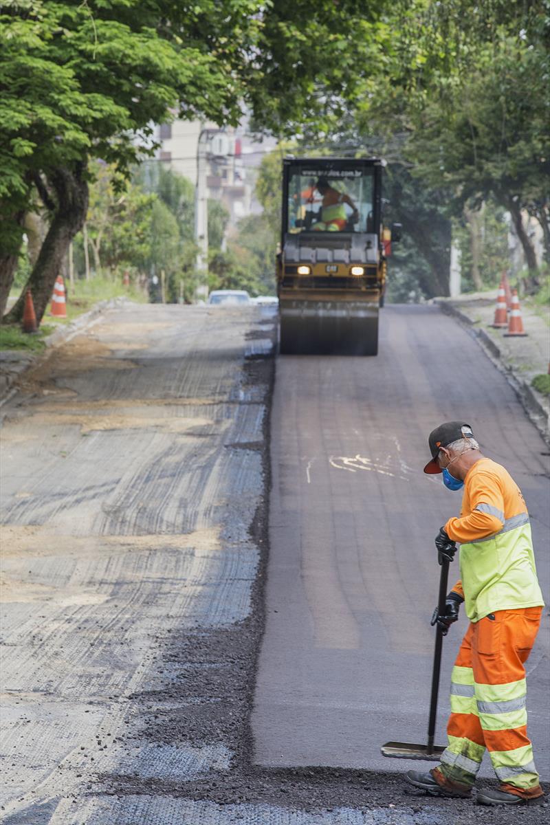 Obras de pavimentação na rua Palmeiras. Curitiba, 11/10/2022. Foto: Ricardo Marajó/SMCS