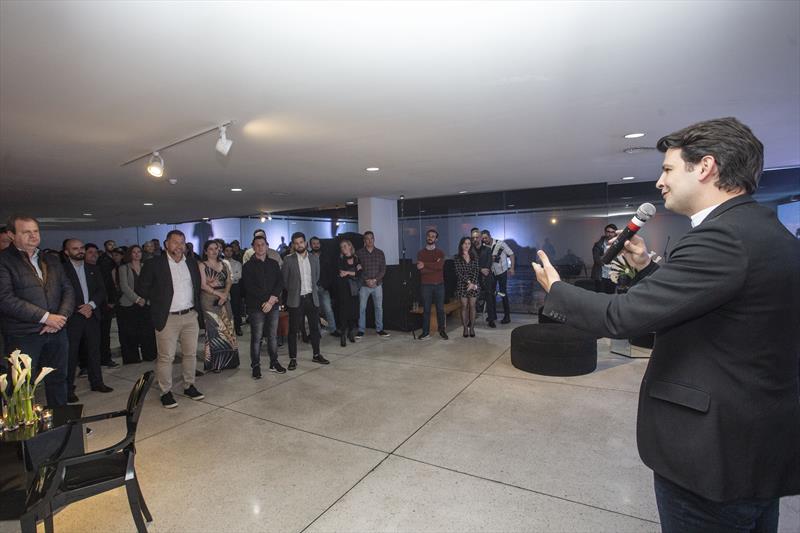 Vice-prefeito Eduardo Pimentel participa da cerimônia de lançamento do Smart City Expo 2023, no Hall das Esculturas do Museu Oscar Niemeyer. Curitiba, 14/10/2023. Foto: Ricardo Marajó/SMCS