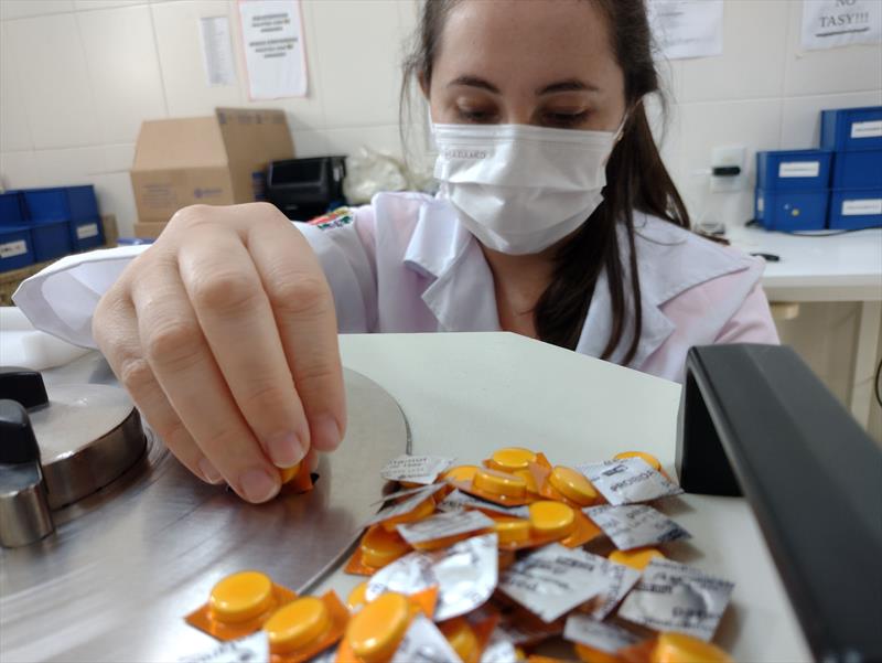 A assistente Luciana Karoline Lau Rodrigues separa medicamentos no fracionador do Hospital Municipal do Idoso. Crédito: Dary Jr./Feas