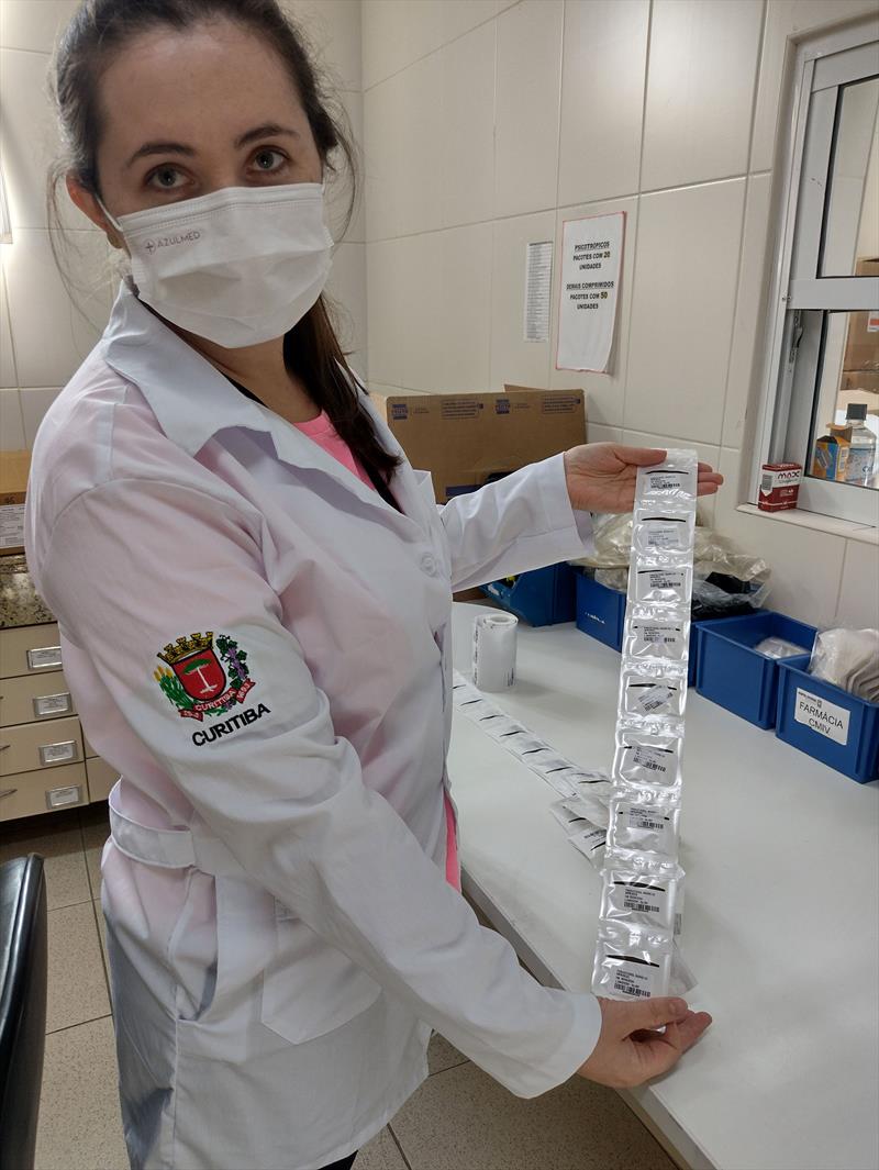 A assistente Luciana Karoline Lau Rodrigues separa medicamentos no fracionador do Hospital Municipal do Idoso. Crédito: Dary Jr./Feas