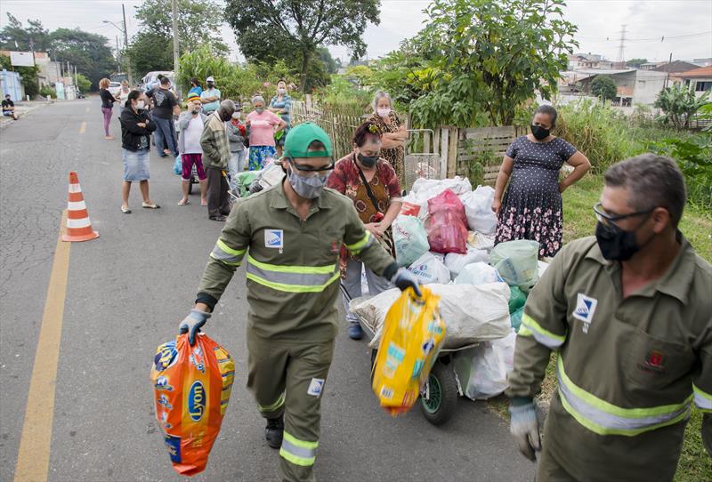 Usuários do Câmbio Verde fazem troca de lixos recicláveis. Foto: Levy Ferreira/SMCS