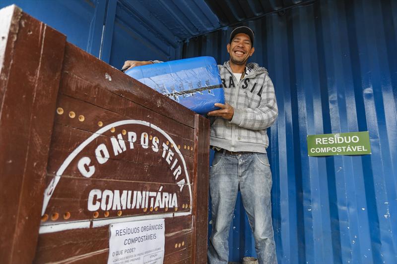 Ecoponto do Cajuru oferece o serviço de compostagem aos moradores da região como João Paulo Leite Tavares - Curitiba, 11/10/2022 - Foto: Daniel Castellano / SMCS