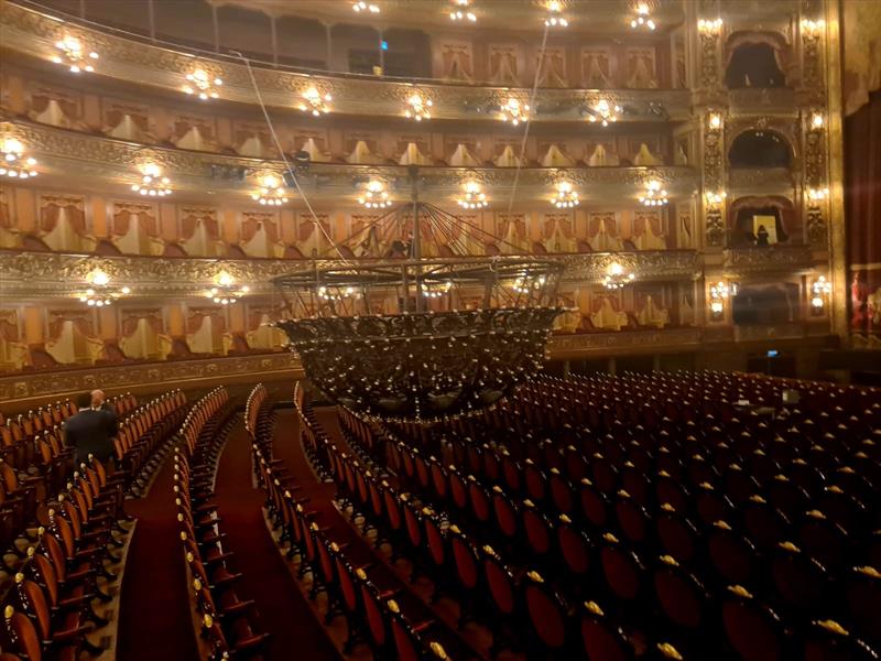 Os prefeitos participaram de uma cerimônia para substituir as luzes do lustre principal do Teatro Colón, que utiliza iluminação 100% LED. Foto: Divulgação