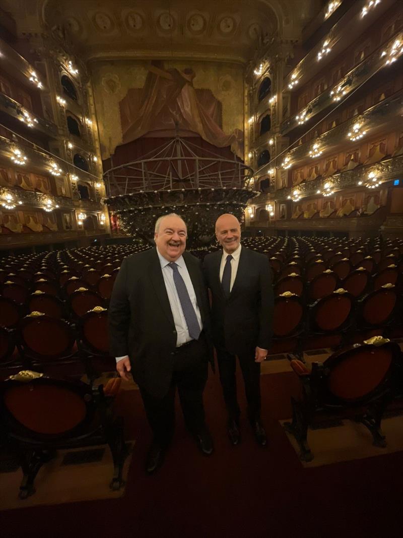 O prefeito Rafael Greca com o diretor do Teatro Colón e ex-prefeito de Buenos Aires, Jorge Teleman. Foto: Divulgação