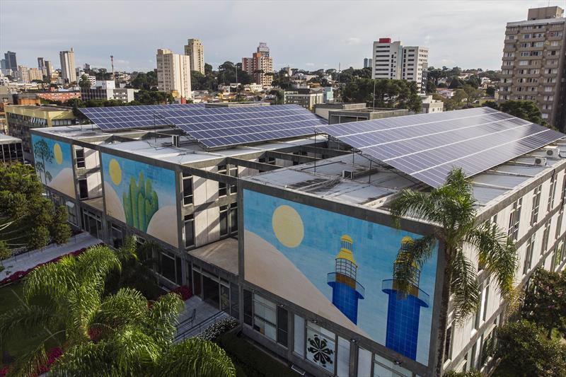 Painéis solares instalados no teto da Prefeitura.  Foto: Pedro Ribas/SMCS