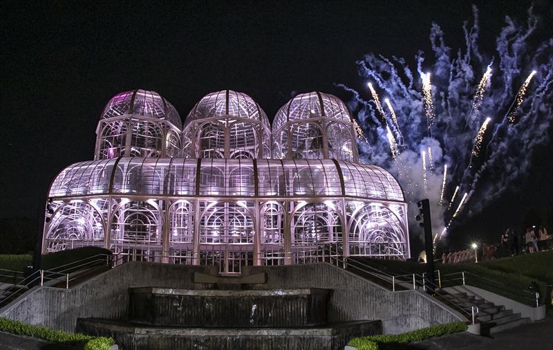O maior cartão-postal de Curitiba, o Jardim Botânico, vai se transformar no Jardim dos Sonhos nesta temporada natalina. - Foto: Daniel Castellano / SMCS